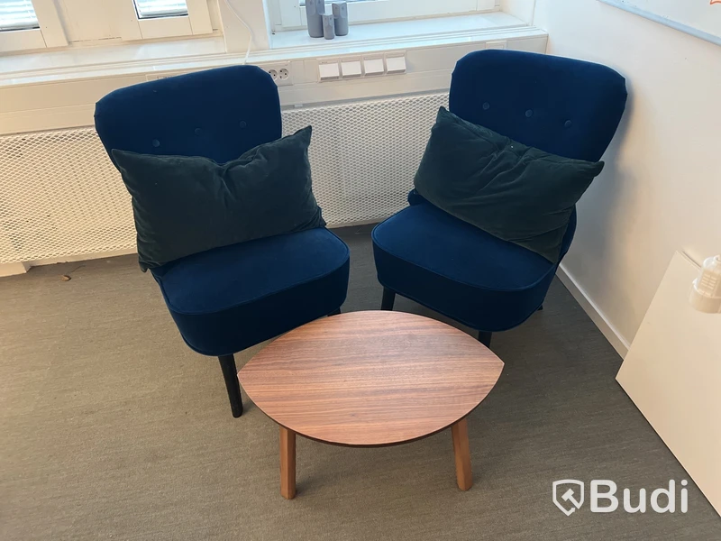 2 st fåtöljer och 1 bord