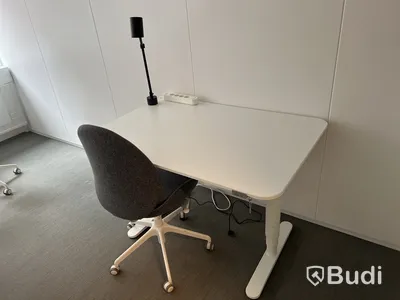 2 st höj- och sänkbara bord bekant ikea, 2 st kontorsstolar och 1 lampa