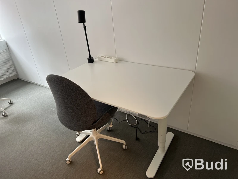 2 st höj- och sänkbara bord bekant ikea, 2 st kontorsstolar och 1 lampa