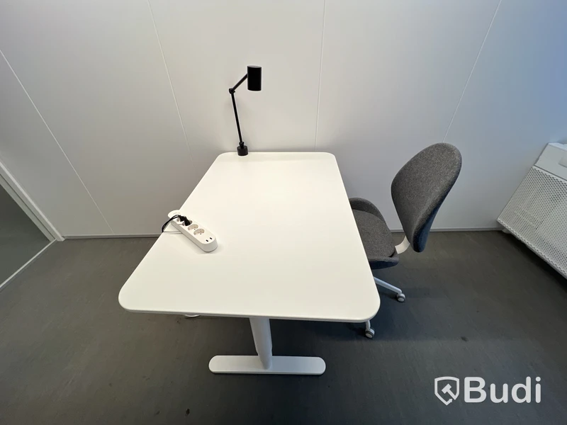 1 höj-sänkbart bord, 1 kontorsstol och 1 lampa