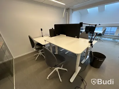 4 st höj-och sänkbara bord, 4 st kontorsstolar, 4 väggskärmar och 4 st lampor