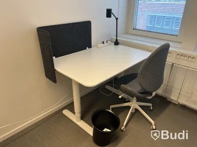 2 st höj- och sänkbara bord bekant ikea, 2 st kontorsstolar, 2 lampor och 2 väggskärmar