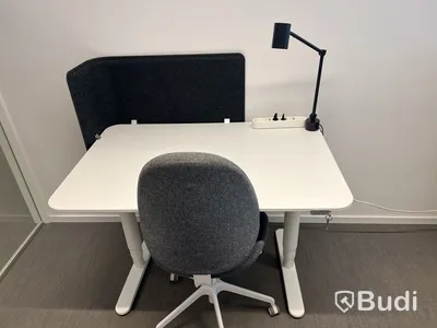 2 st höj- och sänkbara bord bekant ikea, 2 st kontorsstolar, 2 lampor och 2 väggskärmar