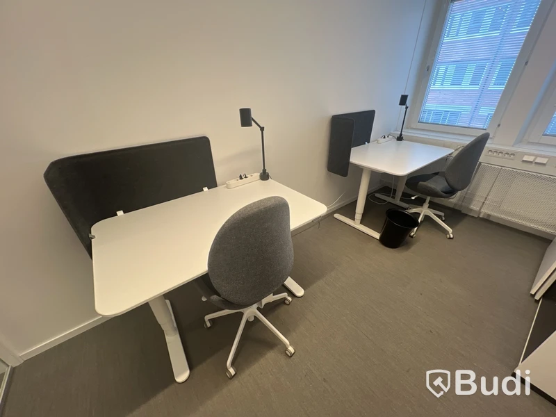 2 st höj- och sänkbara bord bekant ikea, 2 st kontorsstolar, 2 lampor och 2 väggskärmar