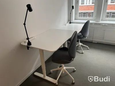 2 st höj- och sänkbara bord bekant ikea, 2 st kontorsstolar och 2 lampor