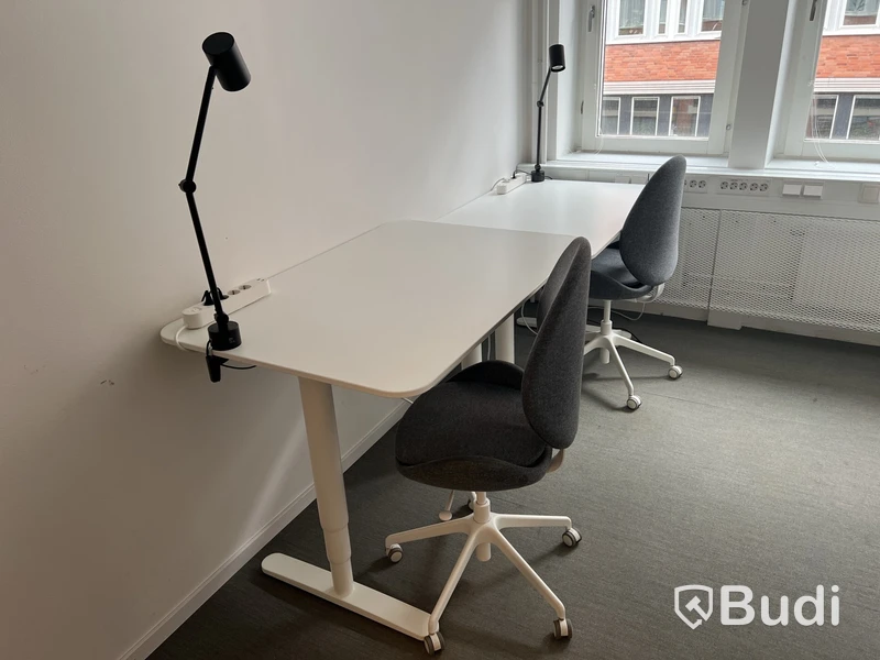 2 st höj- och sänkbara bord bekant ikea, 2 st kontorsstolar och 2 lampor