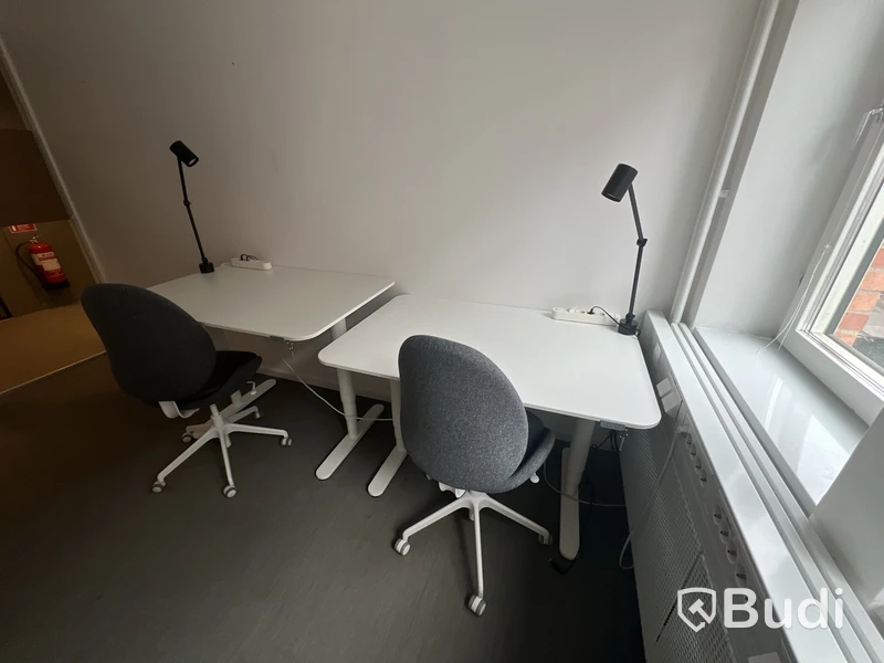 2 st höj- och sänkbara bord bekant ikea, 2 st kontorsstolar och 2 lampor