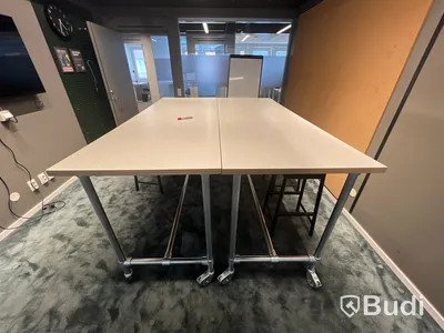 2 st köksbord med hjul och 4 st pallar