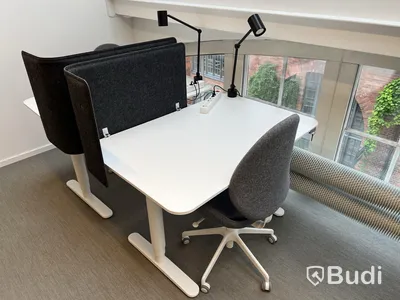 2 st höj- och sänkbara bord bekant ikea, 2 st kontorsstolar, 2 lampor och 2 väggskärmar