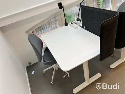 2 st höj- och sänkbara bord bekant ikea, 2 st kontorsstolar, 2 lampor och 2 väggskärmar