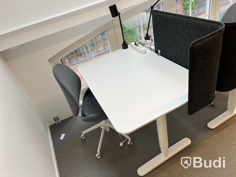 2 st höj- och sänkbara bord bekant ikea, 2 st kontorsstolar, 2 lampor och 2 väggskärmar