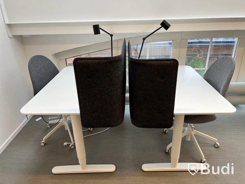 2 st höj- och sänkbara bord bekant ikea, 2 st kontorsstolar, 2 lampor och 2 väggskärmar