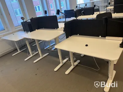 6 st höj- och sänkbara bord, 1 st kontorsstol, 6 st lampor och 6 st väggskärmar