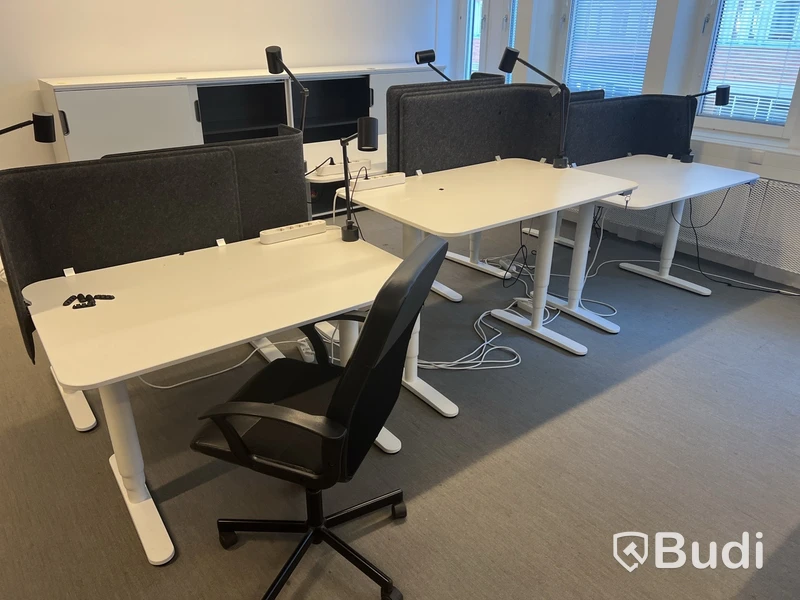 6 st höj- och sänkbara bord, 1 st kontorsstol, 6 st lampor och 6 st väggskärmar