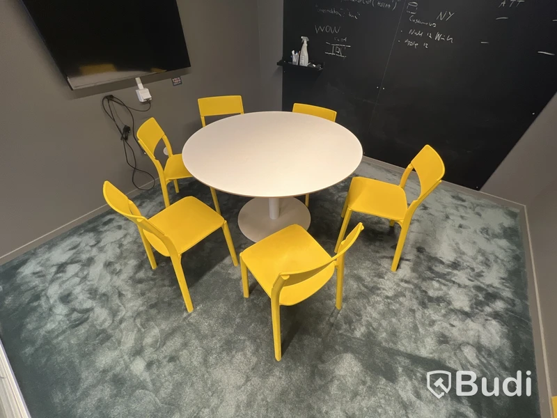 Bord, 6 st stolar, 1 st tavla och 2 st griffeltavlor