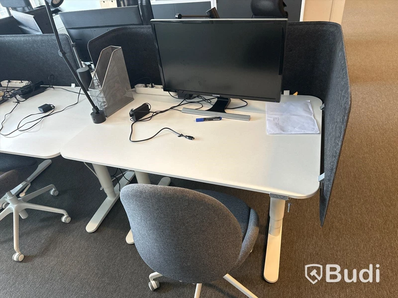 6 st. Höj och sänkbara skrivbord samt 6 st. Kontorsstolar