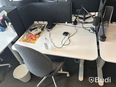 6 st. Höj och sänkbara skrivbord samt 6 st. Kontorsstolar