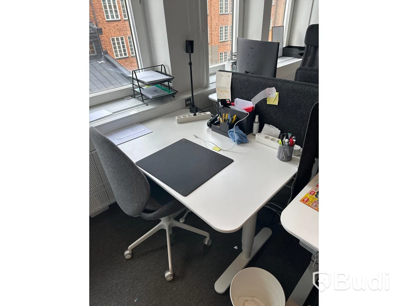 6 st. Höj och sänkbara skrivbord samt 6 st. Kontorsstolar