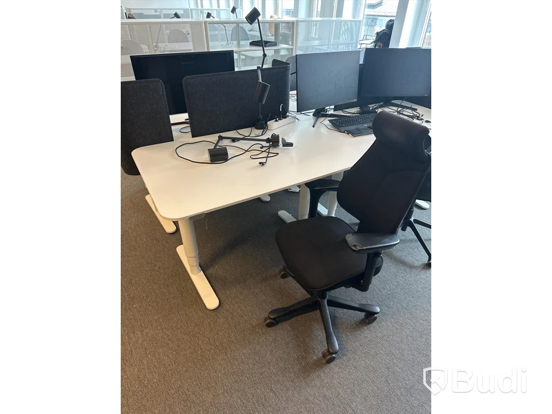 6 st. Höj och sänkbara skrivbord samt 6 st. Kontorsstolar