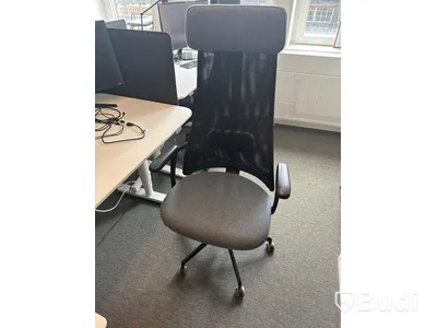 6 st. Höj och sänkbara skrivbord samt 6 st. Kontorsstolar
