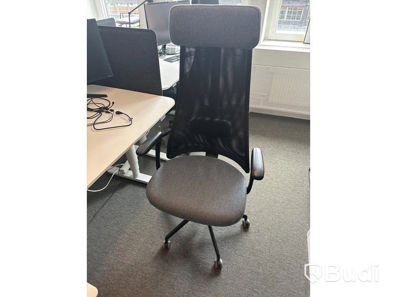 6 st. Höj och sänkbara skrivbord samt 6 st. Kontorsstolar