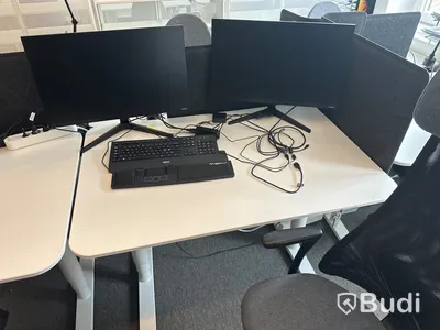 6 st. Höj och sänkbara skrivbord samt 6 st. Kontorsstolar