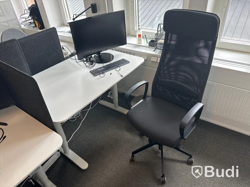 6 st. Höj och sänkbara skrivbord samt 6 st. Kontorsstolar