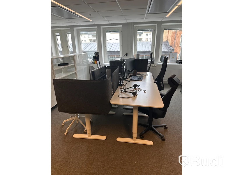 6 st. Höj och sänkbara skrivbord samt 6 st. Kontorsstolar