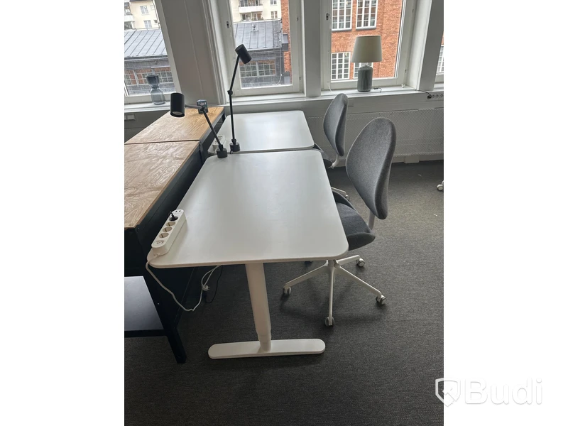 2 st. Höj och sänkbara skrivbord samt 2 st. Kontorsstolar