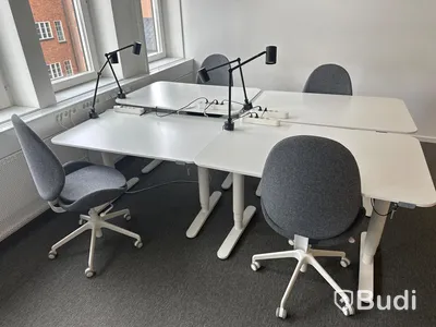 4 st. Höj och sänkbara skrivbord samt 4 st. Kontorsstolar