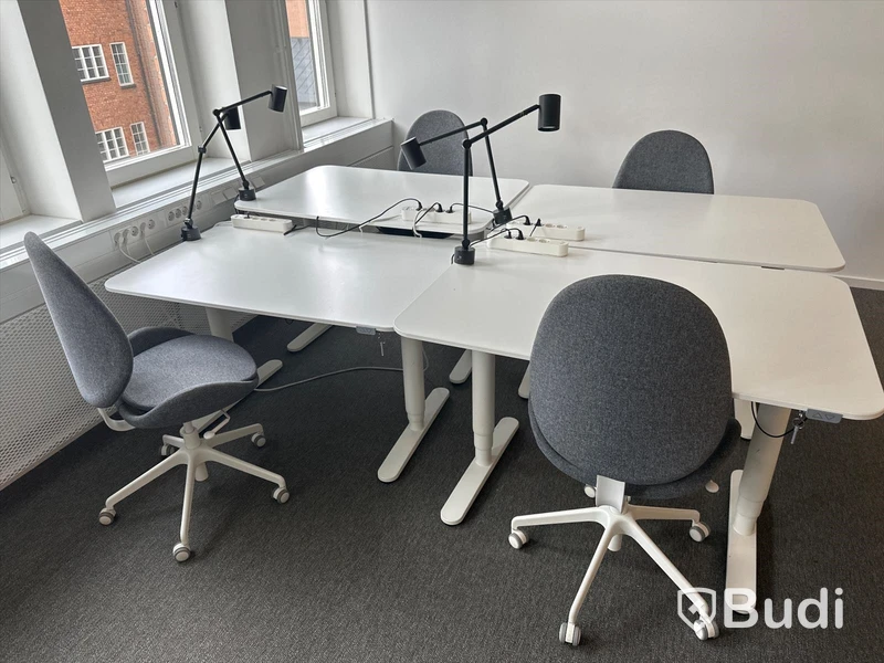 4 st. Höj och sänkbara skrivbord samt 4 st. Kontorsstolar