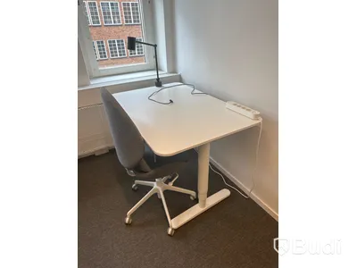 4 st. Höj och sänkbara skrivbord samt 4 st. Kontorsstolar