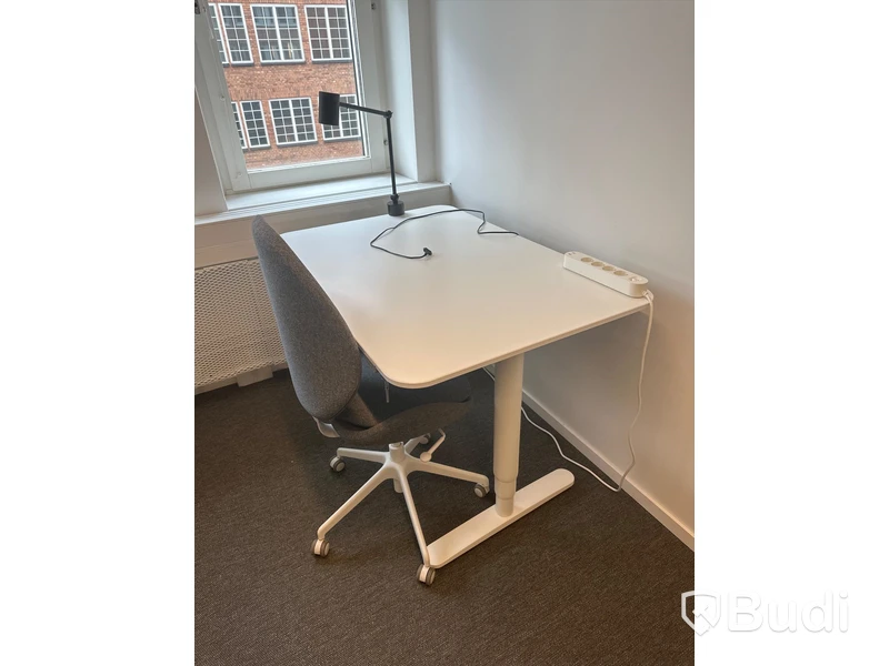 4 st. Höj och sänkbara skrivbord samt 4 st. Kontorsstolar