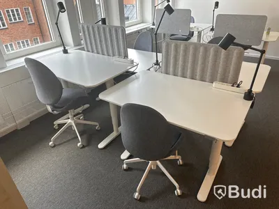 4 st. Höj och sänkbara skrivbord samt 4 st. Kontorsstolar