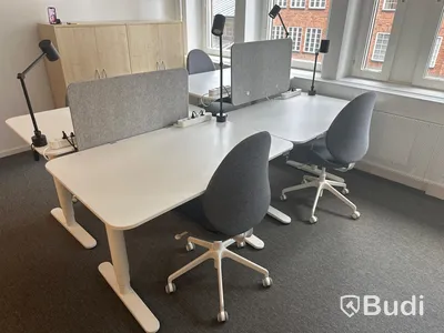 4 st. Höj och sänkbara skrivbord samt 4 st. Kontorsstolar