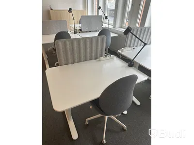 2 st. Höj och sänkbara skrivbord samt 2 st. Kontorsstolar