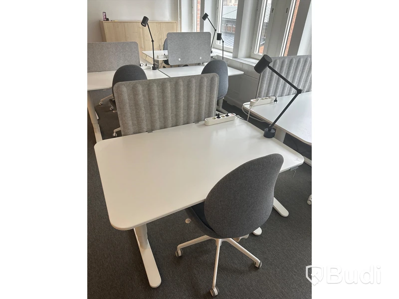 2 st. Höj och sänkbara skrivbord samt 2 st. Kontorsstolar