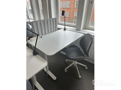 2 st. Höj och sänkbara skrivbord samt 2 st. Kontorsstolar