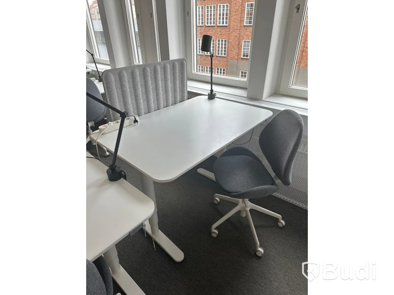 2 st. Höj och sänkbara skrivbord samt 2 st. Kontorsstolar