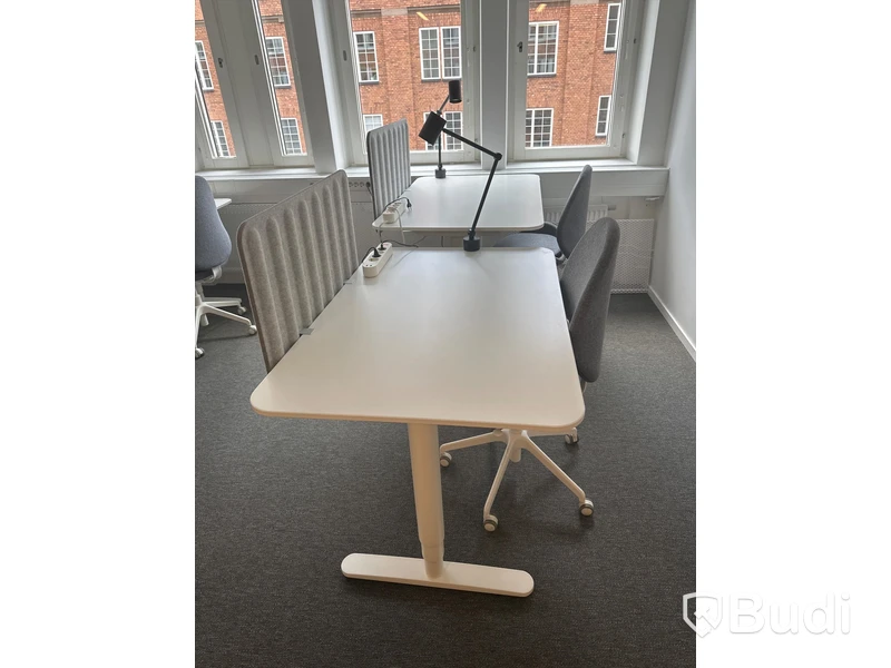 2 st. Höj och sänkbara skrivbord samt 2 st. Kontorsstolar