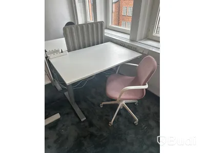 3 st. Höj och sänkbara skrivbord samt 3 st. Kontorsstolar