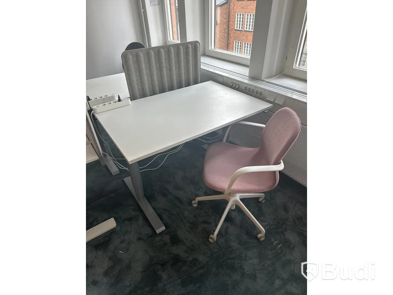 3 st. Höj och sänkbara skrivbord samt 3 st. Kontorsstolar