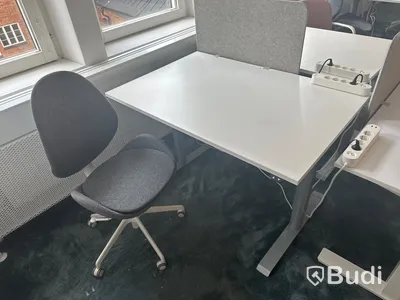 3 st. Höj och sänkbara skrivbord samt 3 st. Kontorsstolar