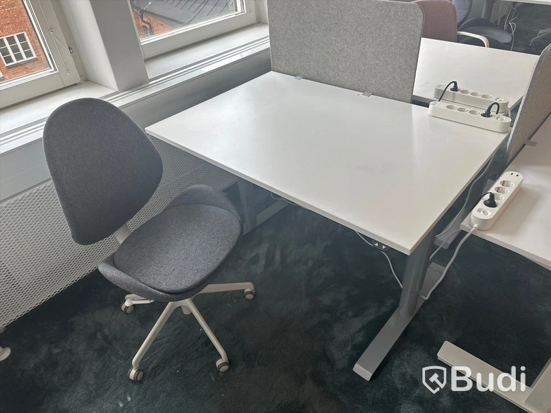 3 st. Höj och sänkbara skrivbord samt 3 st. Kontorsstolar