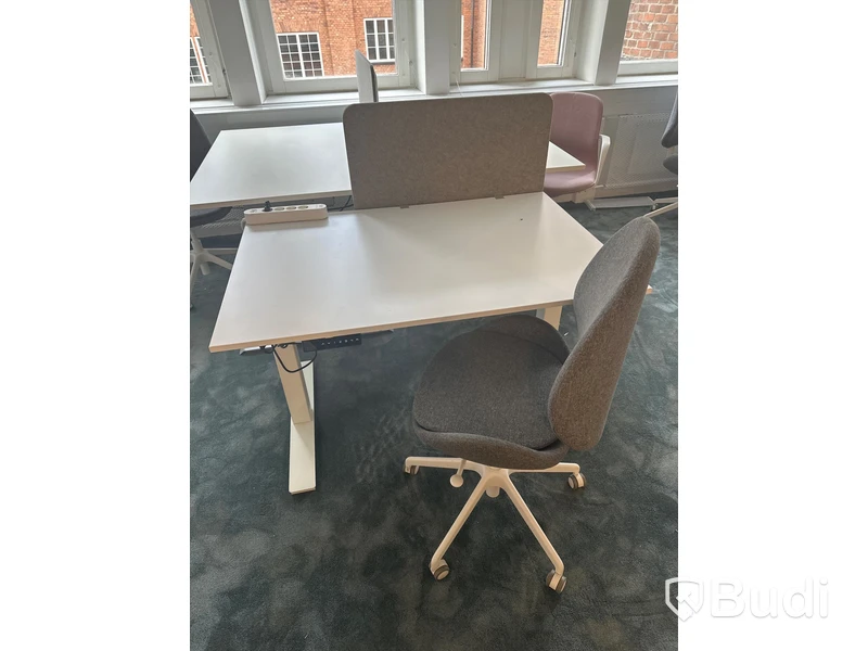 3 st. Höj och sänkbara skrivbord samt 3 st. Kontorsstolar