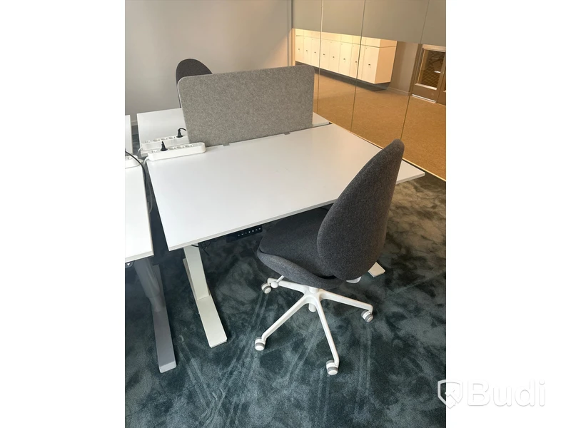 4 st. Höj och sänkbara skrivbord samt 4 st. Kontorsstolar