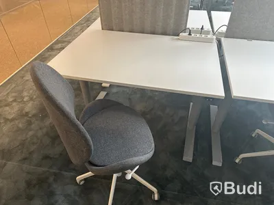 4 st. Höj och sänkbara skrivbord samt 4 st. Kontorsstolar