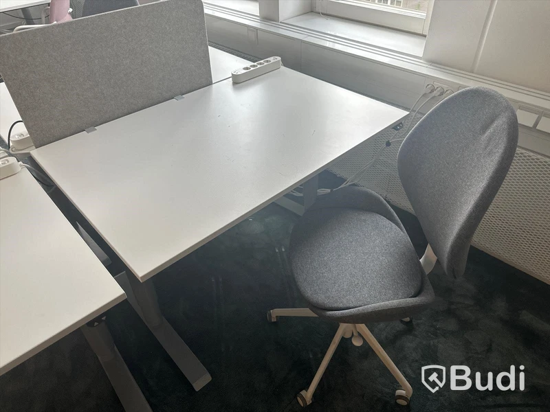 4 st. Höj och sänkbara skrivbord samt 4 st. Kontorsstolar