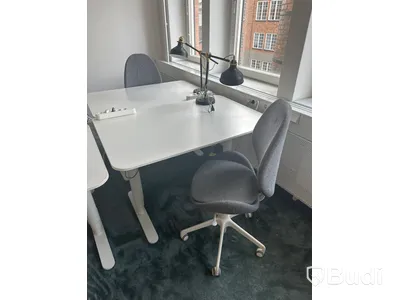 4 st. Höj och sänkbara skrivbord samt 4 st. Kontorsstolar