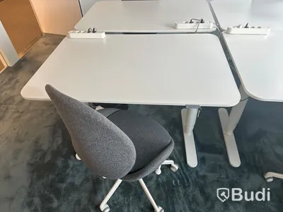 4 st. Höj och sänkbara skrivbord samt 4 st. Kontorsstolar